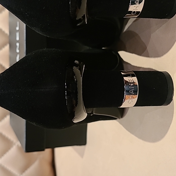CHANEL black suede pumps with chrome and patent leather details. Size 40 - Picture 5 of 16